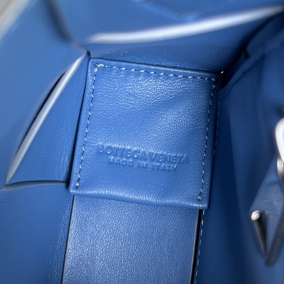 bo*te*ga Ve*ne*ta cassette bag