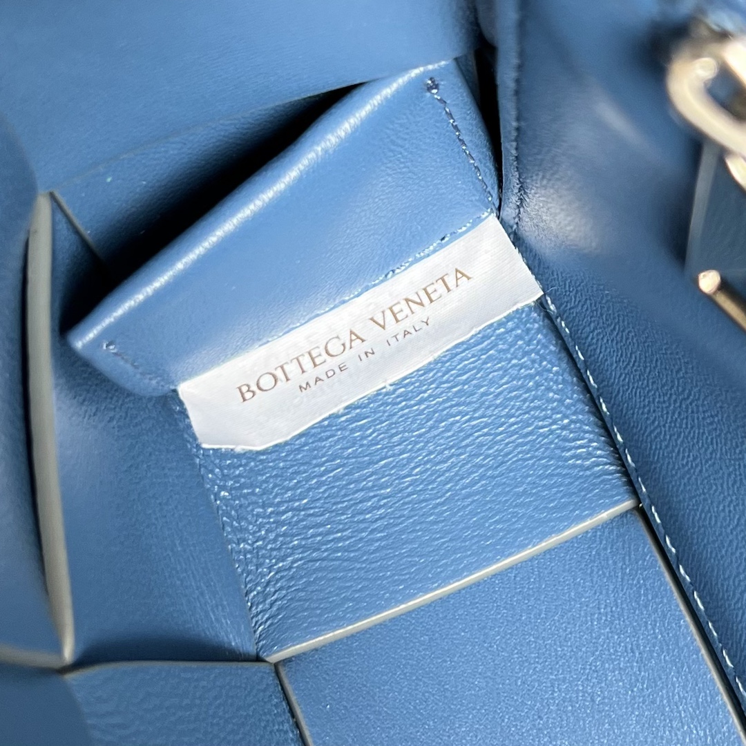 bo*te*ga Ve*ne*ta cassette bag