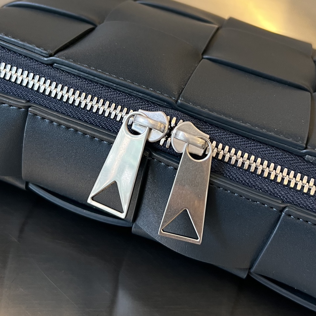 bo*te*ga Ve*ne*ta cassette camera bag