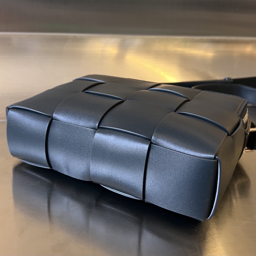 bo*te*ga Ve*ne*ta cassette camera bag