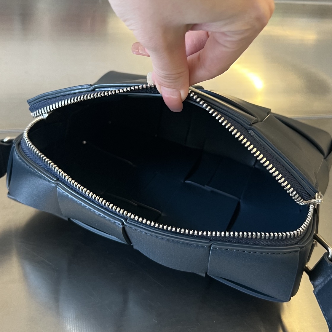 bo*te*ga Ve*ne*ta cassette camera bag