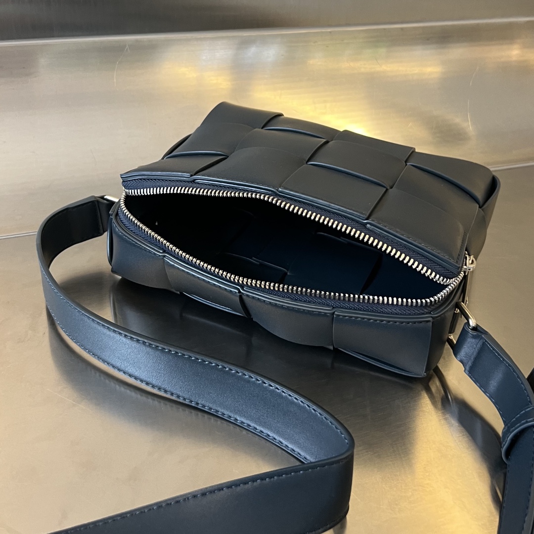 bo*te*ga Ve*ne*ta cassette camera bag