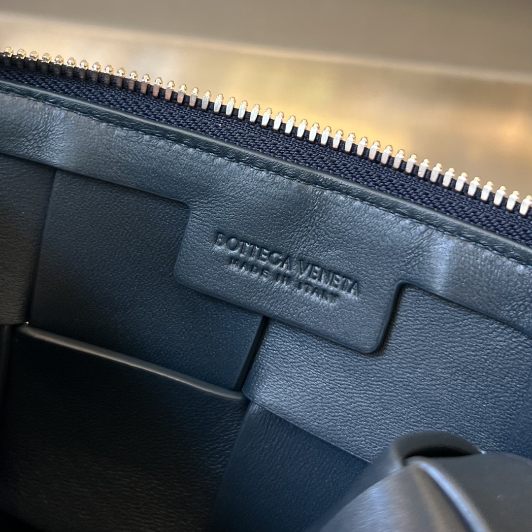 bo*te*ga Ve*ne*ta cassette camera bag