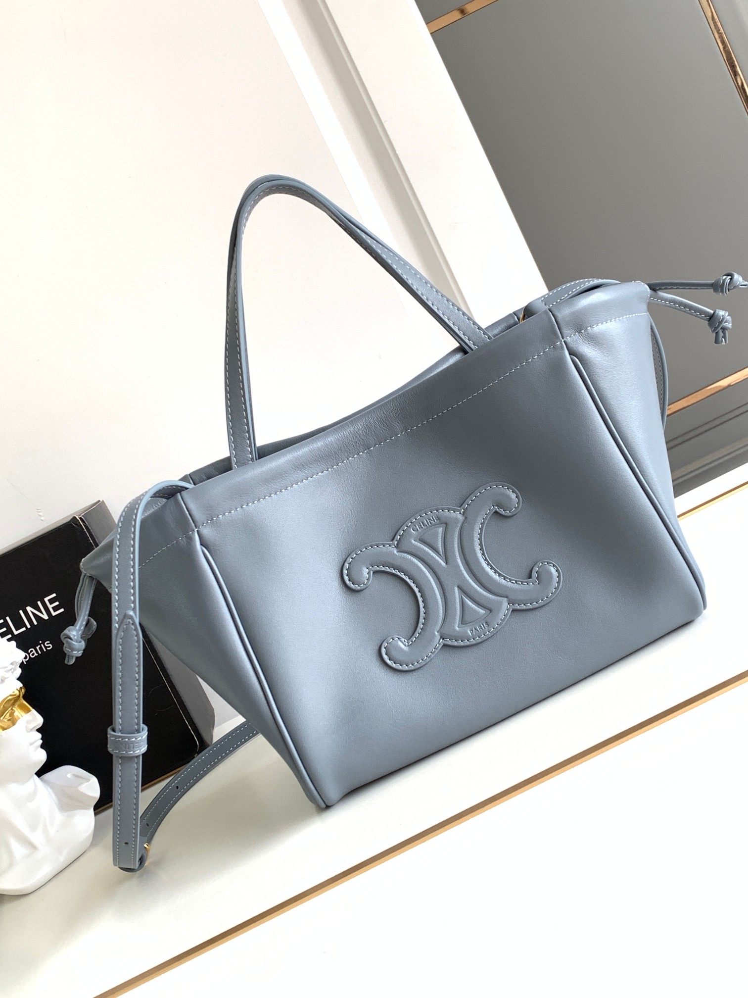 Ce**e small cabas drawstring cuir triomphe