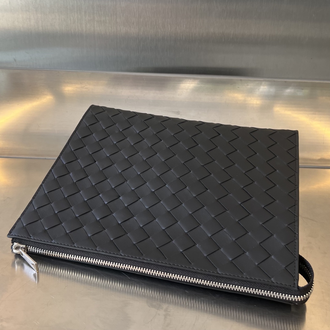 bo*te*ga Ve*ne*ta intrecciato standing pouch