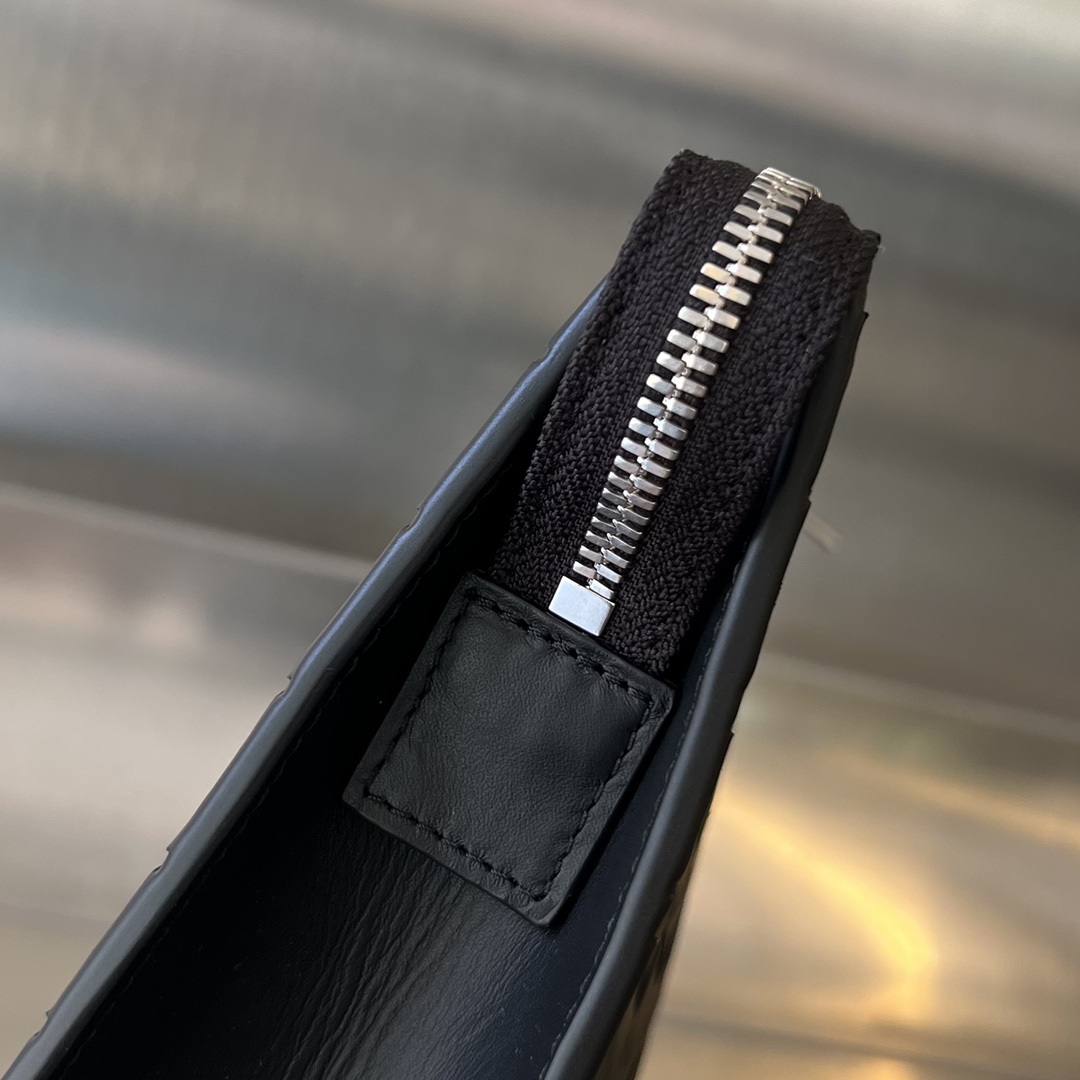 bo*te*ga Ve*ne*ta intrecciato standing pouch