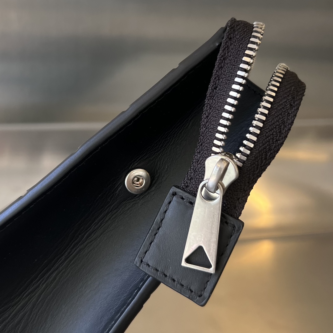 bo*te*ga Ve*ne*ta intrecciato standing pouch