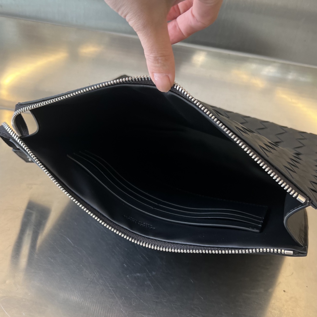 bo*te*ga Ve*ne*ta intrecciato standing pouch