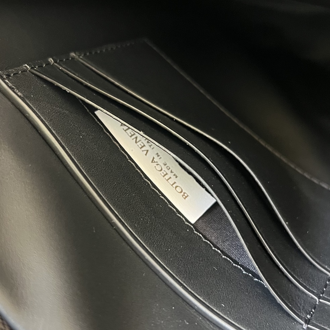 bo*te*ga Ve*ne*ta intrecciato standing pouch