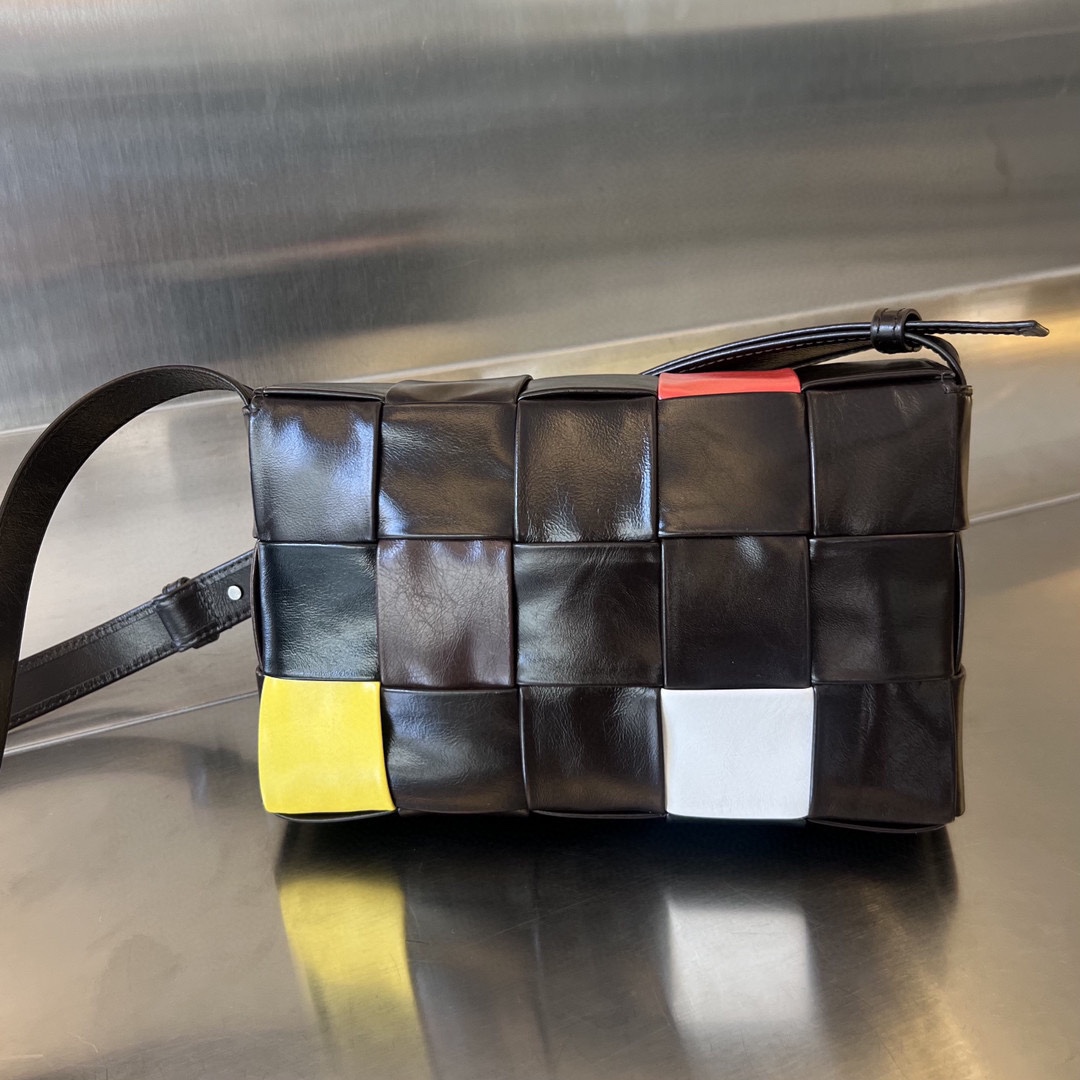 bo*te*ga Ve*ne*ta cassette