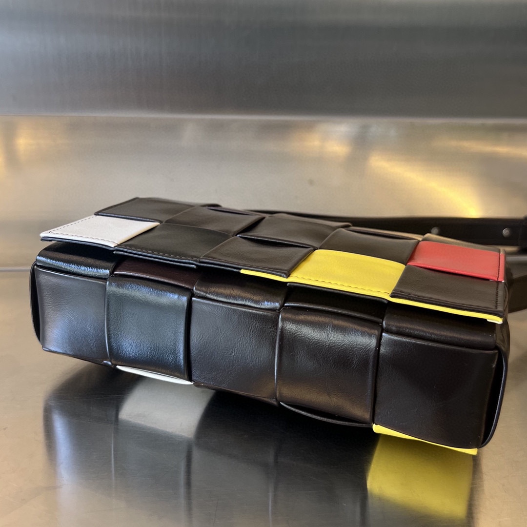 bo*te*ga Ve*ne*ta cassette