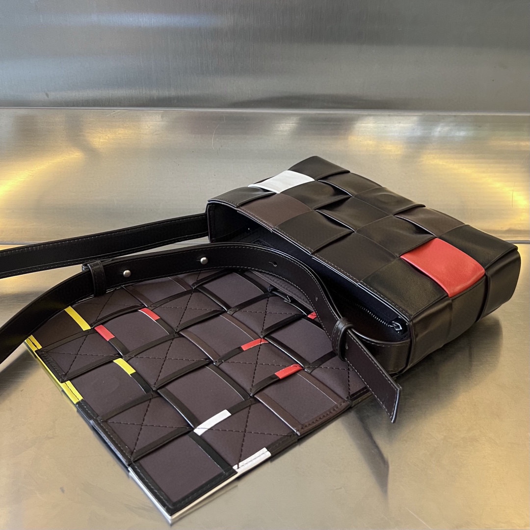 bo*te*ga Ve*ne*ta cassette