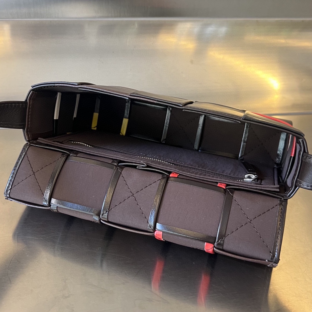 bo*te*ga Ve*ne*ta cassette