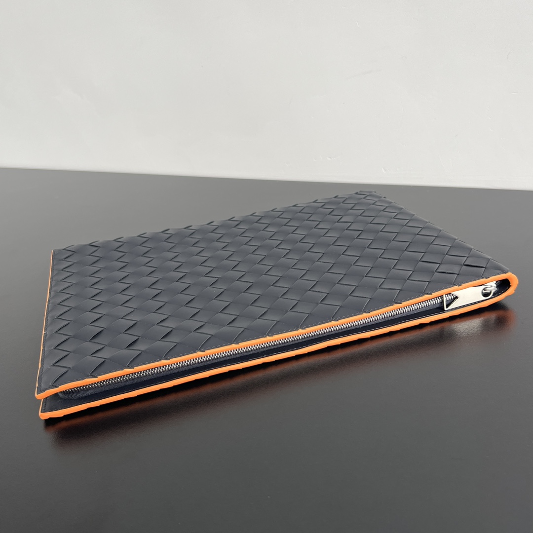 bo*te*ga Ve*ne*ta intrecciato half zip pouch