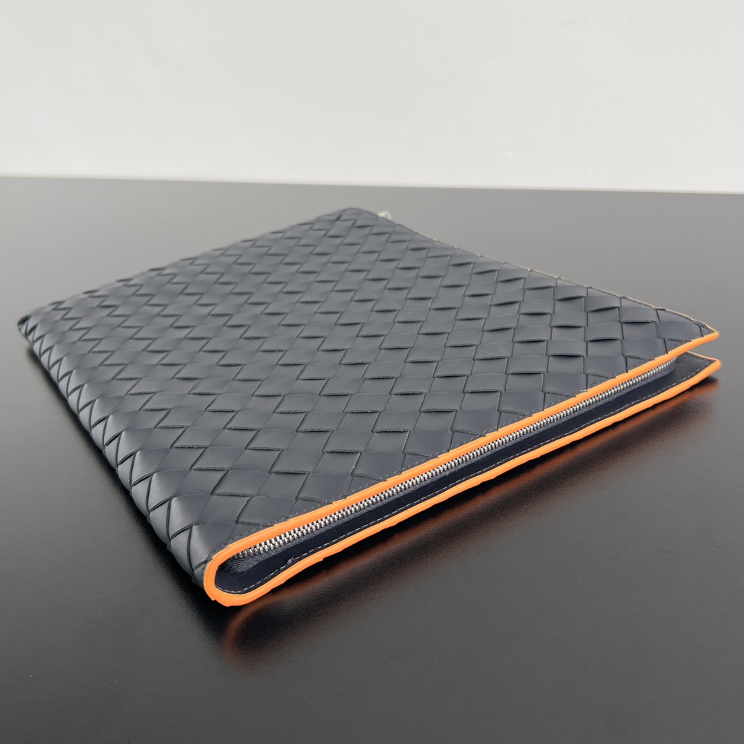 bo*te*ga Ve*ne*ta intrecciato half zip pouch