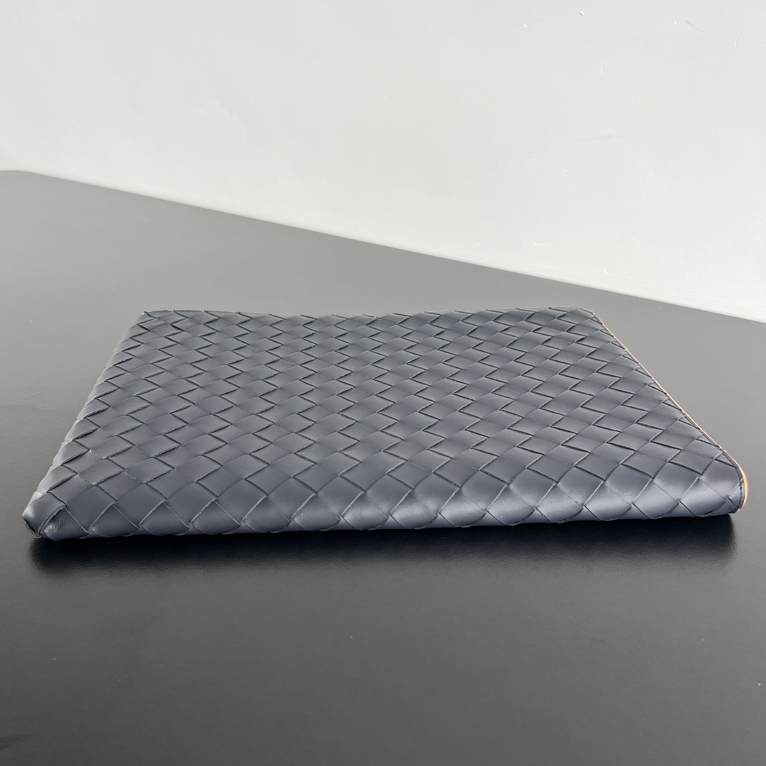 bo*te*ga Ve*ne*ta intrecciato half zip pouch