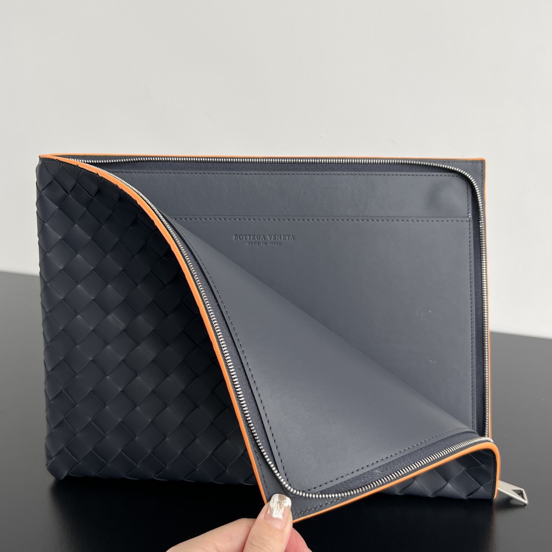 bo*te*ga Ve*ne*ta intrecciato half zip pouch