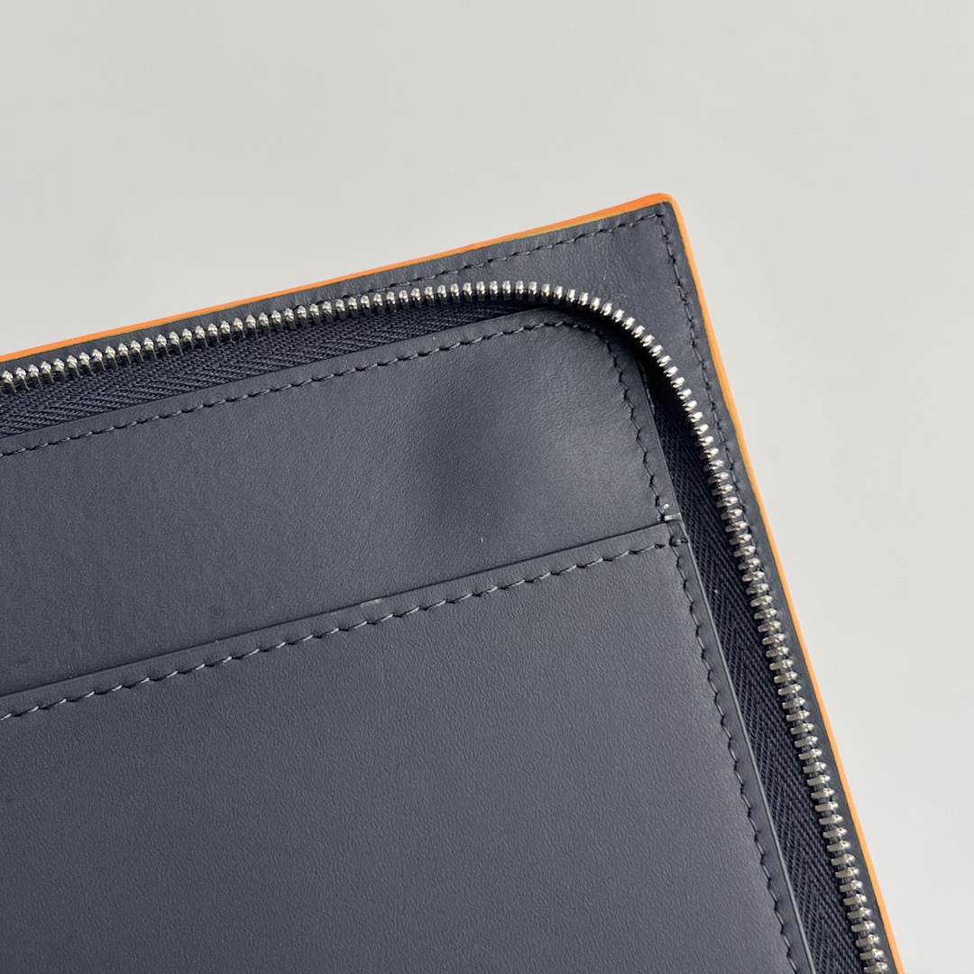 bo*te*ga Ve*ne*ta intrecciato half zip pouch