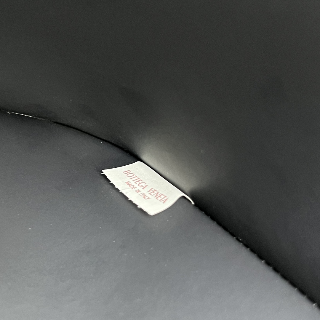 bo*te*ga Ve*ne*ta intrecciato half zip pouch